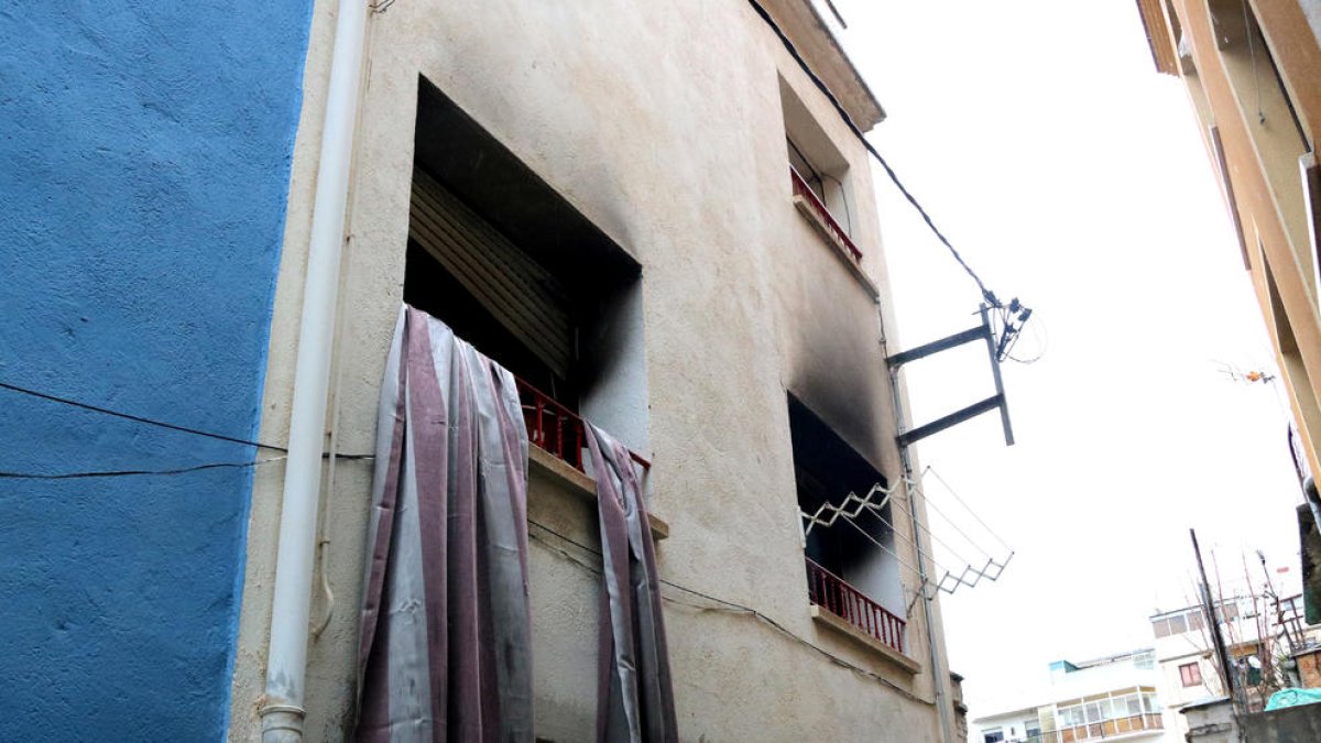 Finestres del pis del Vendrell on un home ha mort en un incendi.