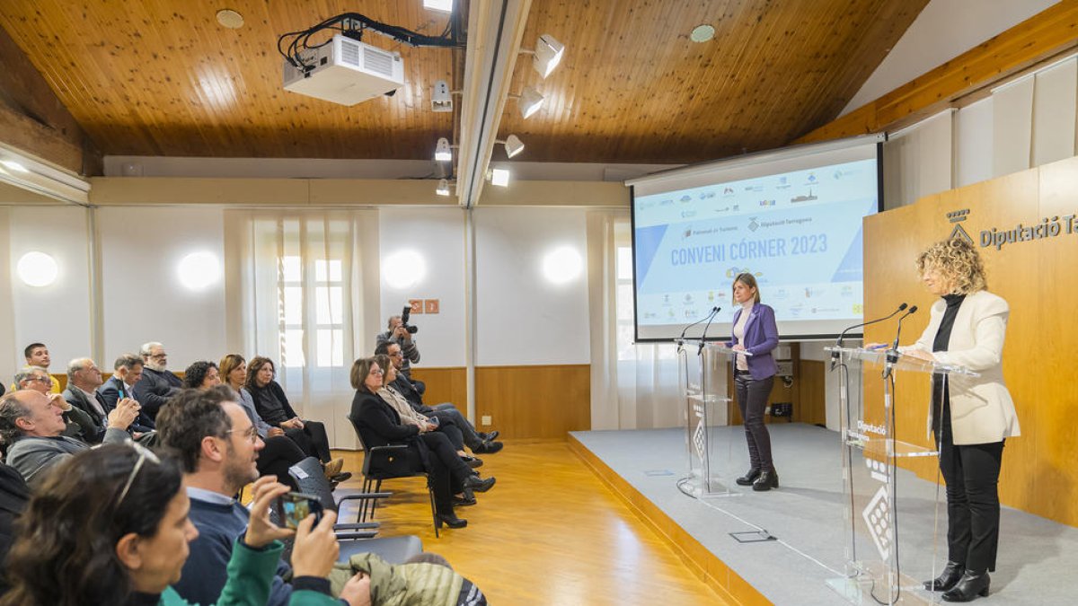 Fotografia conjunta a l'acabar la presentació del conveni a la Diputació de Tarragona.