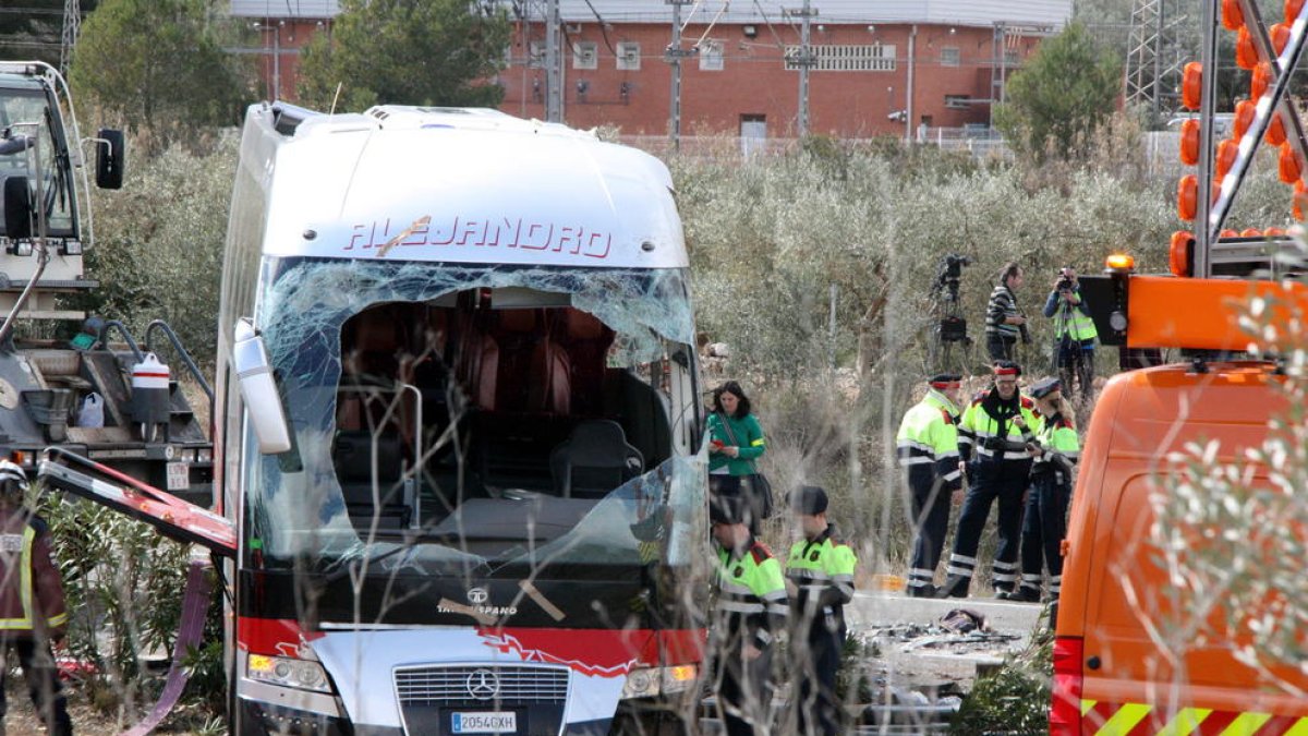 Imagen del autocar accidentado en el que murieron trece estudiantes de Erasmus en la AP-7 en Freginals.