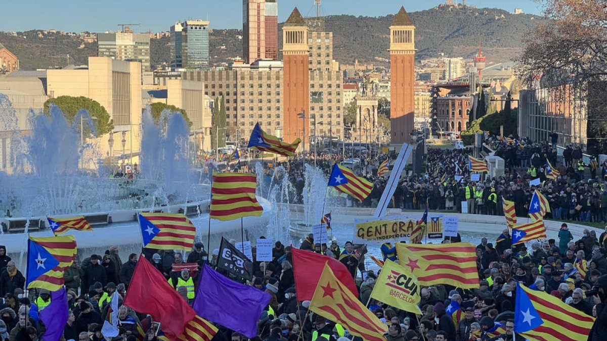 Manifestación independentista en la fuente de Montjuïc y en la avenida Maria Cristina.