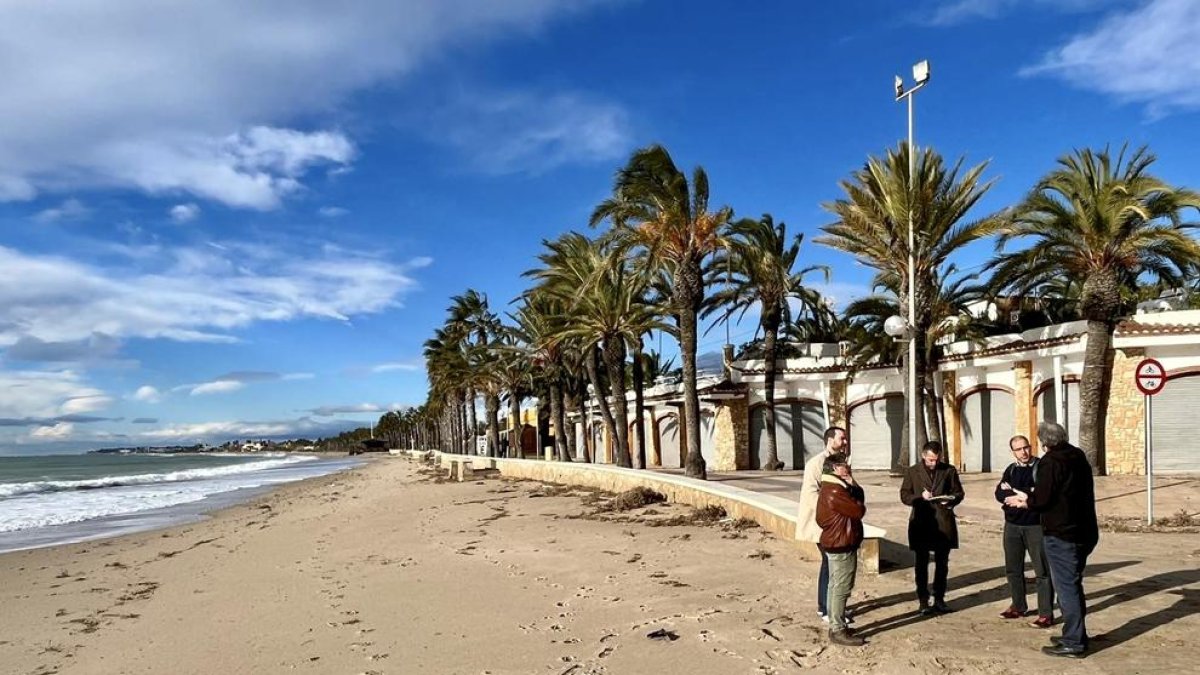 Reunión de trabajo con técnicos de la UPC en la playa Llarga.