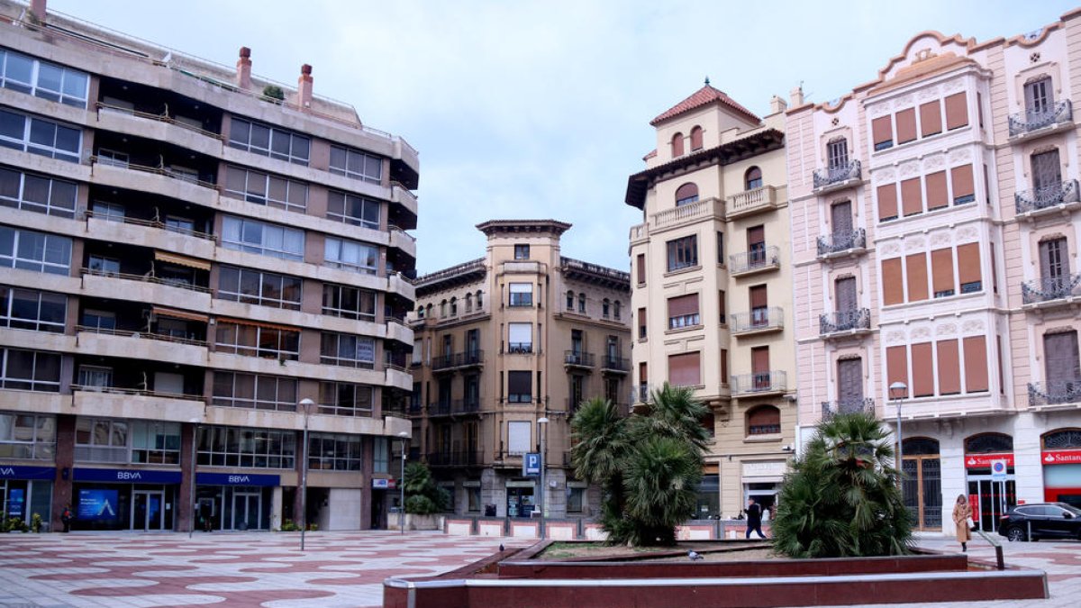 Pla general de la plaça d'Alfons XII de Tortosa, amb l'entrada de l'aparcament, al fons.