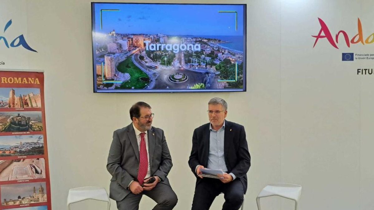 Pau Ricomà durante la presentación con el alcalde de Carmona.