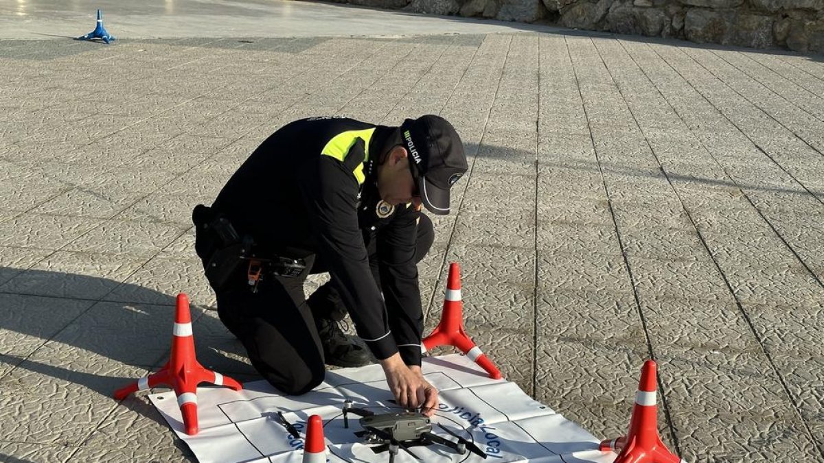 Imatge d'un agent de la Policia Local de Torredembarra engegant el dron de la Unitat de Vigilància Aèria.