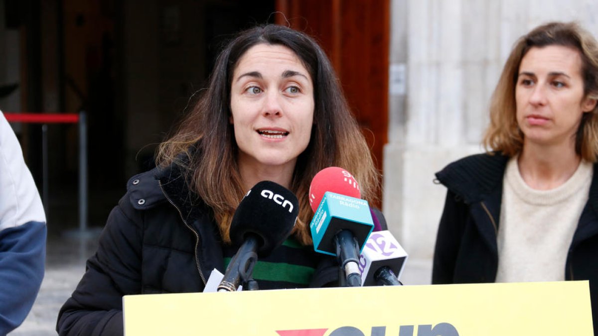 Imatge d'Eva Miguel, regidora de la CUP de Tarragona, durant la roda de premsa.