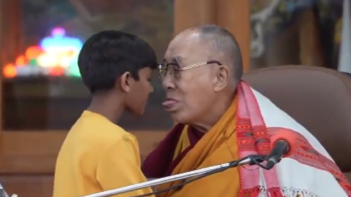 El Dalai Lama treu la llengua a un nen que acaba de besar a la boca durant un acte públic, l'abril del 2023.