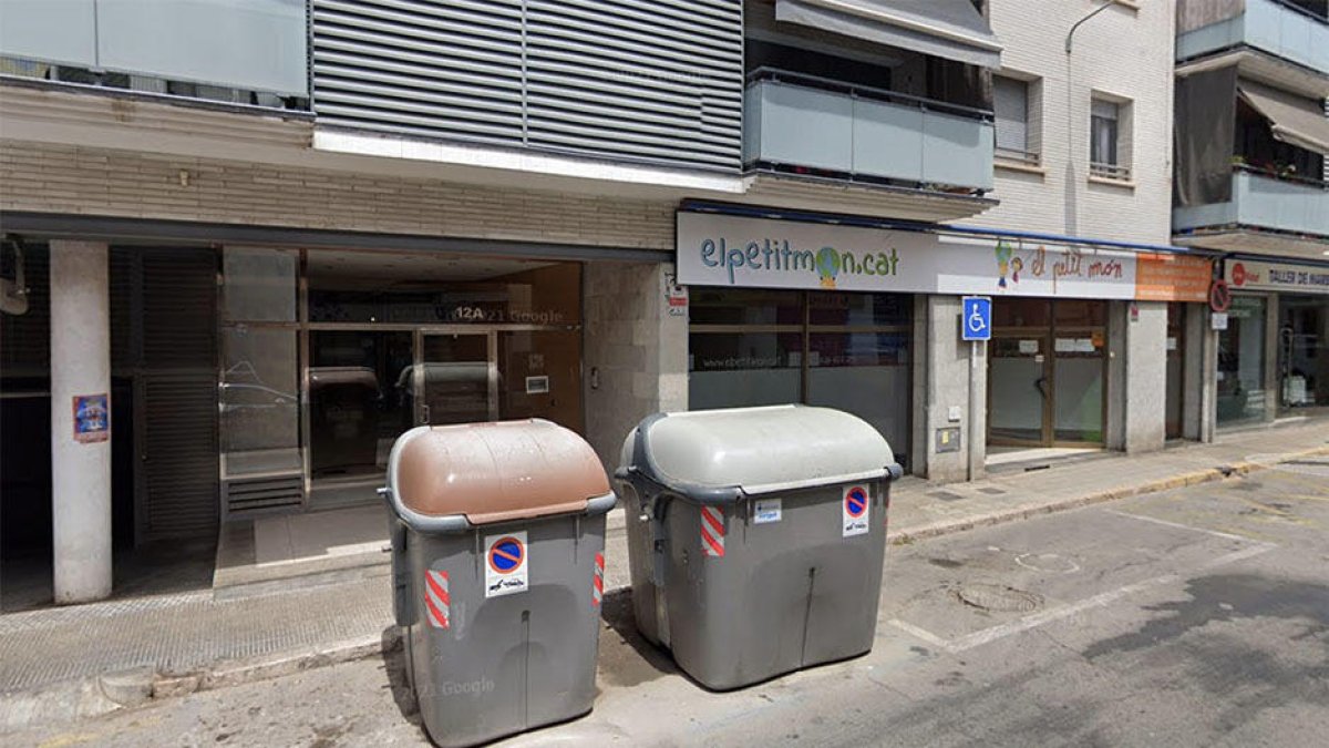 Imatge de contenidors a un carrer de Torredembarra.