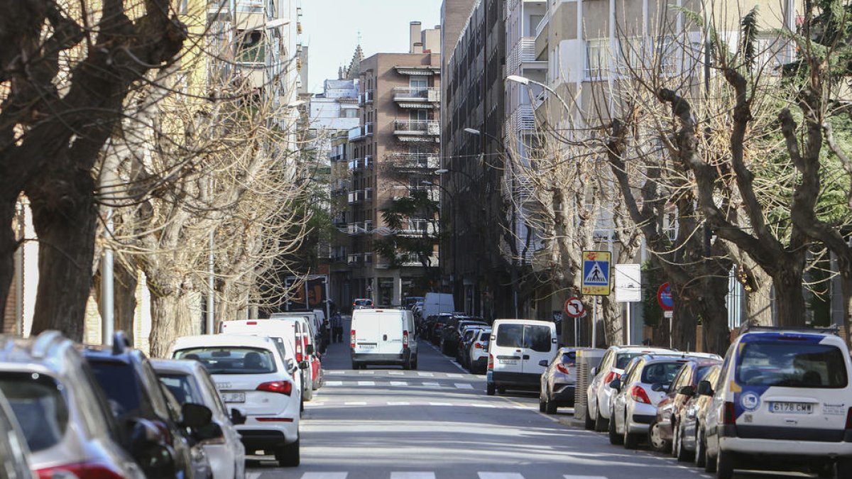 Imatge del carrer Mare Molas, on els veïns demanen que es canviïn els fanals per uns de més petits.