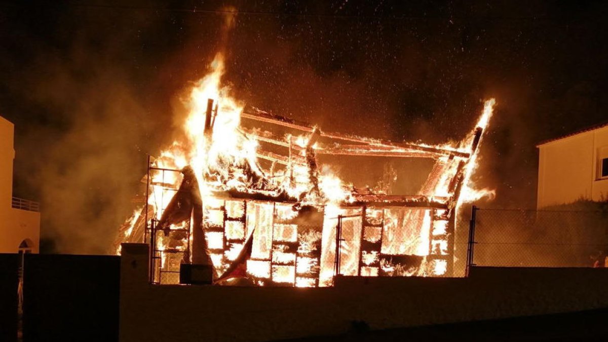 Los Bomberos enviaron seis dotaciones al sitio de los hechos.