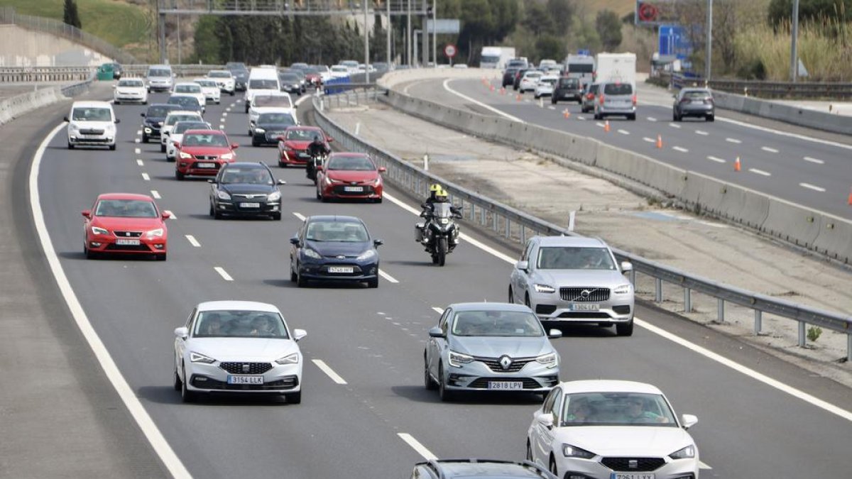 Coches y una moto en la AP-7 a la altura de la Roca del Vallès en sentido sur en la operación vuelta de Lunes de Pascua.