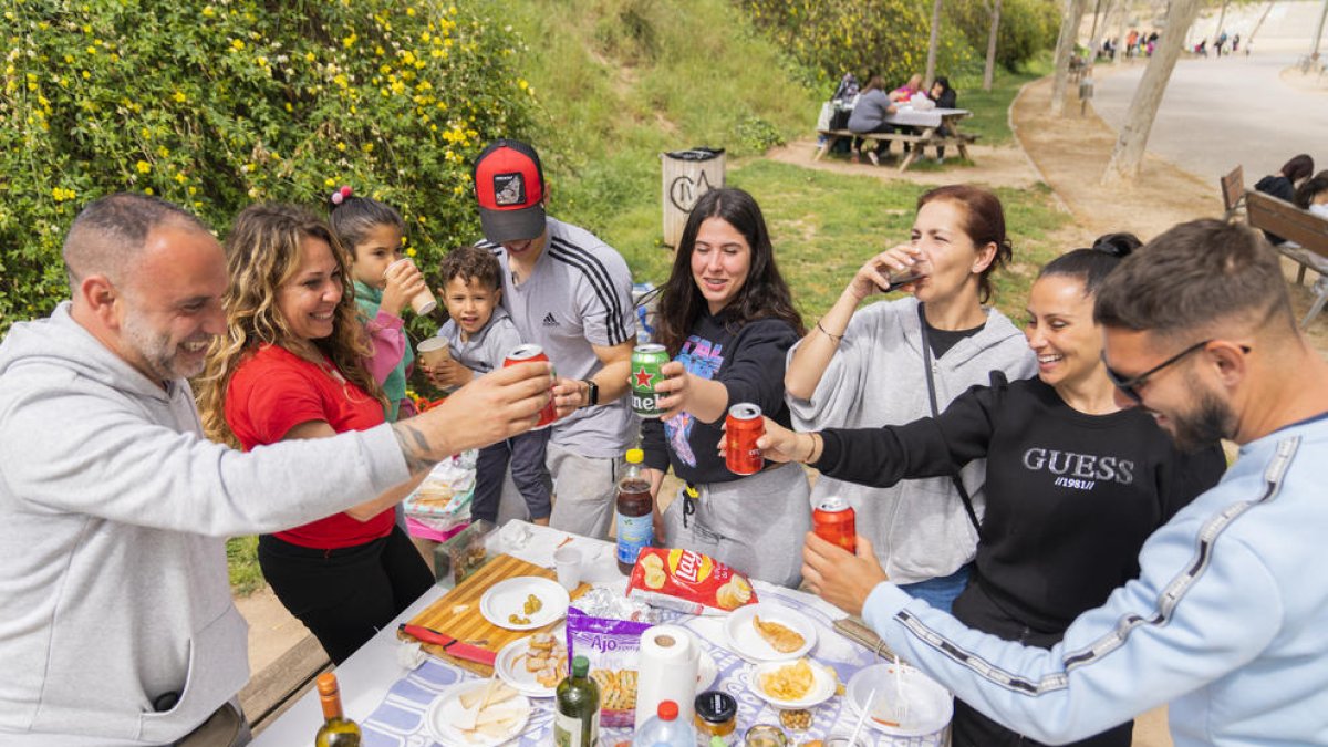 Una família menjant la mona al Parc del Riu Francolí.