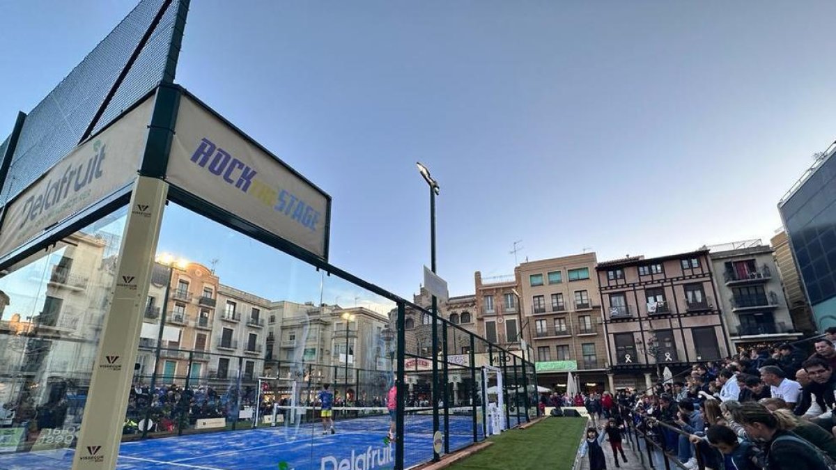 Imatge de la inauguració de la pista de pàdel del Mercadal a Reus.