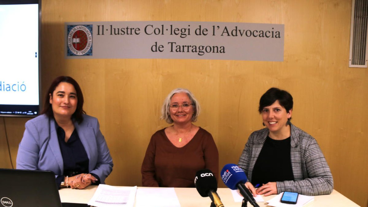 Estela Martín, Maria José Bertomeu i Maria Teresa Prats en la presentació del balanç dels serveis de mediació.