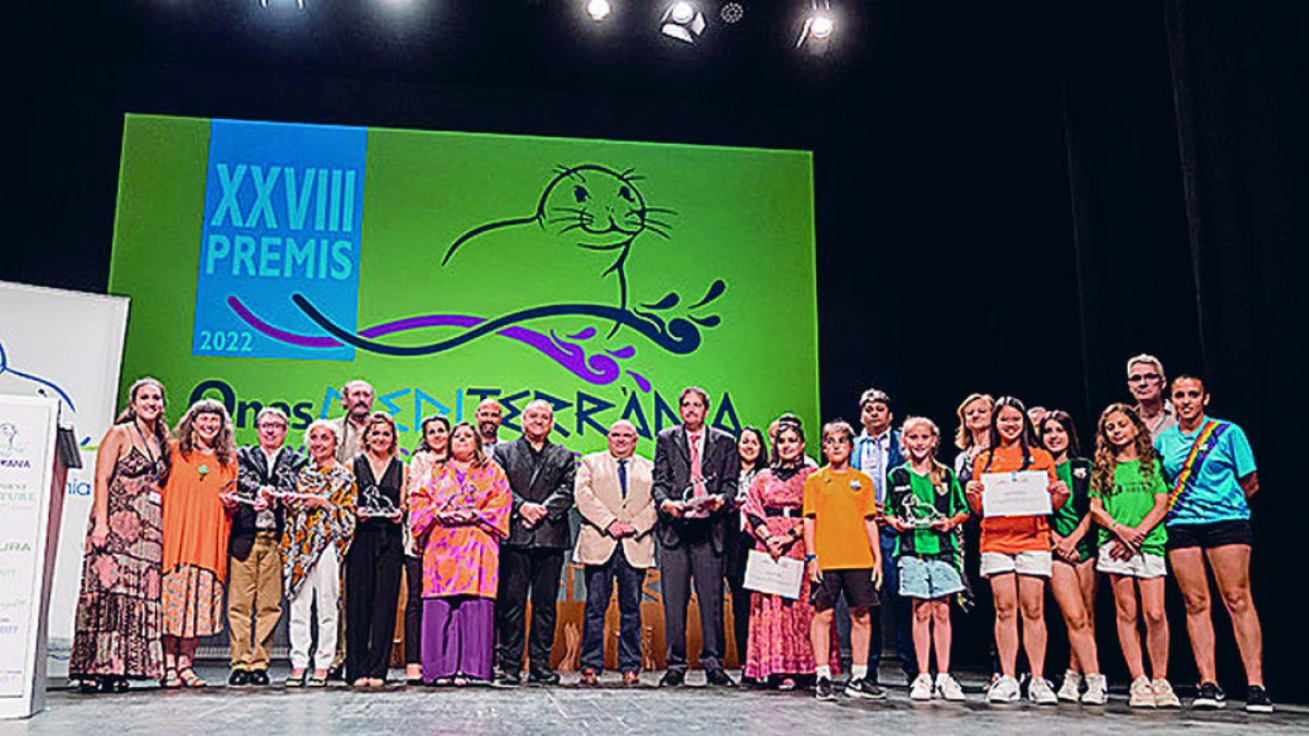 Foto de família dels guardonats i guardonades en l'última edició dels Premis Ona.