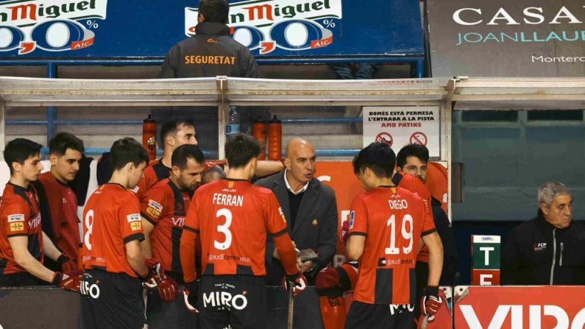 El técnico del Reus, Jordi Garcia, dando instrucciones al equipo.