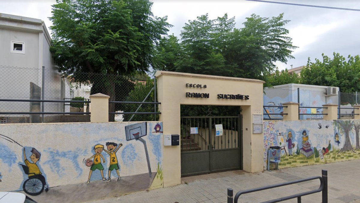 L'entrada de l'escola Ramon Sugrañes on es veu un dels mòduls prefabricats.