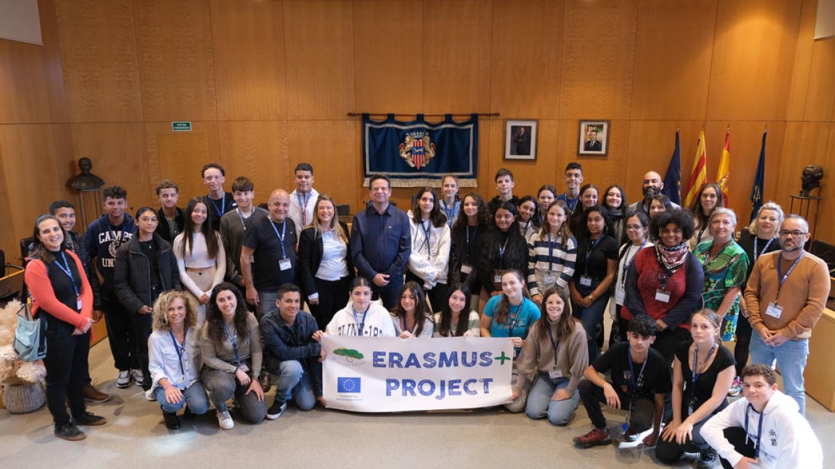 Fotografia conjunta de la rebuda a Cambrils de l'alumnat africà.