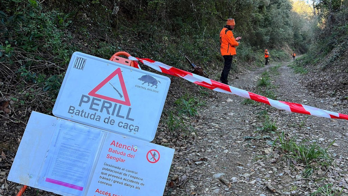 Un senyal alerta de perill per una batuda de caça.