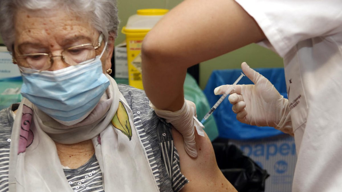 Vacunación de covid-19 a una señora mayor de 60 años.