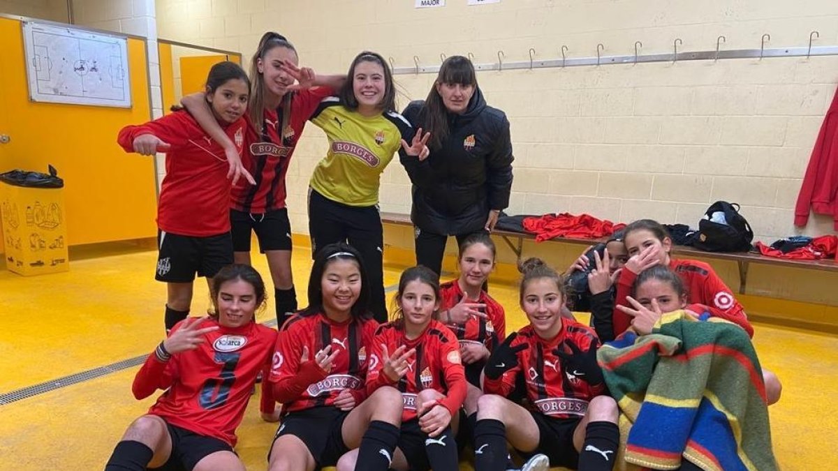 La Fundació Futbol Base Reus 'A' celebrant la victòria.