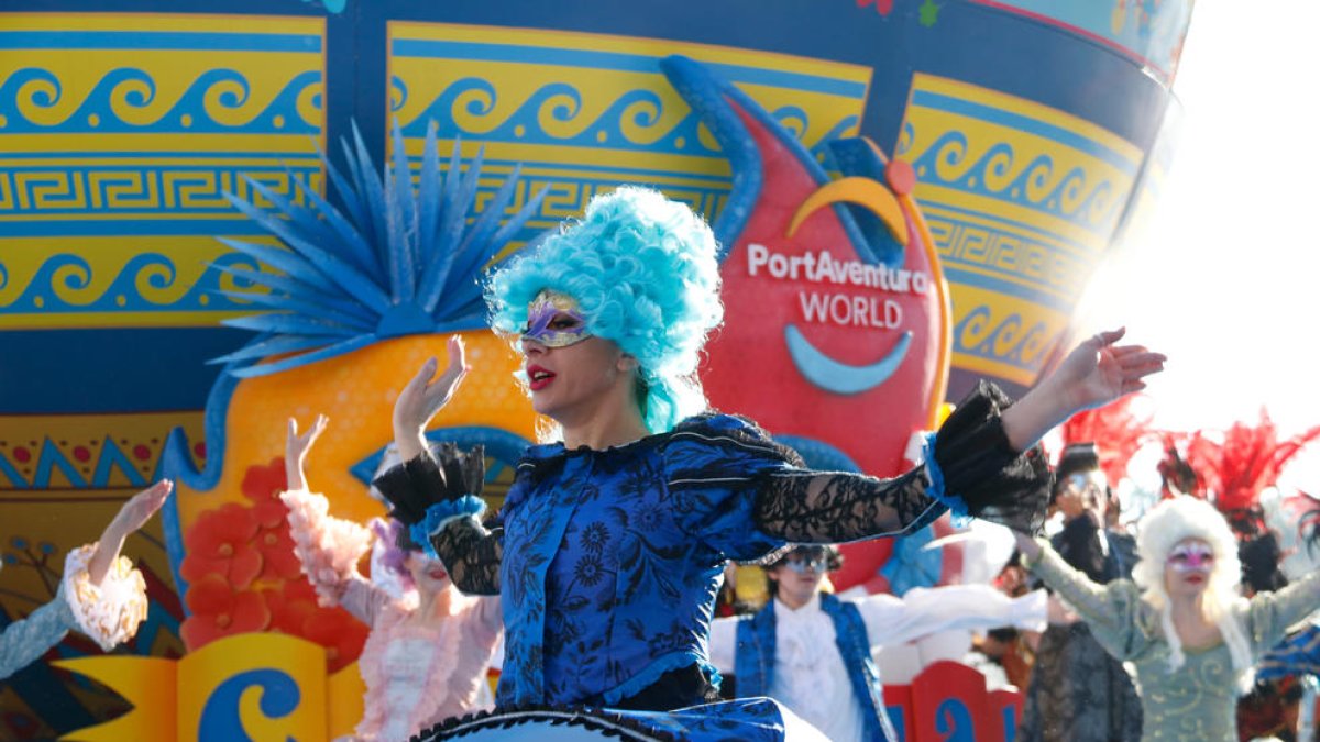 Espectacle d'obertura de la temporada de PortaAventura centrant-se amb carnaval.