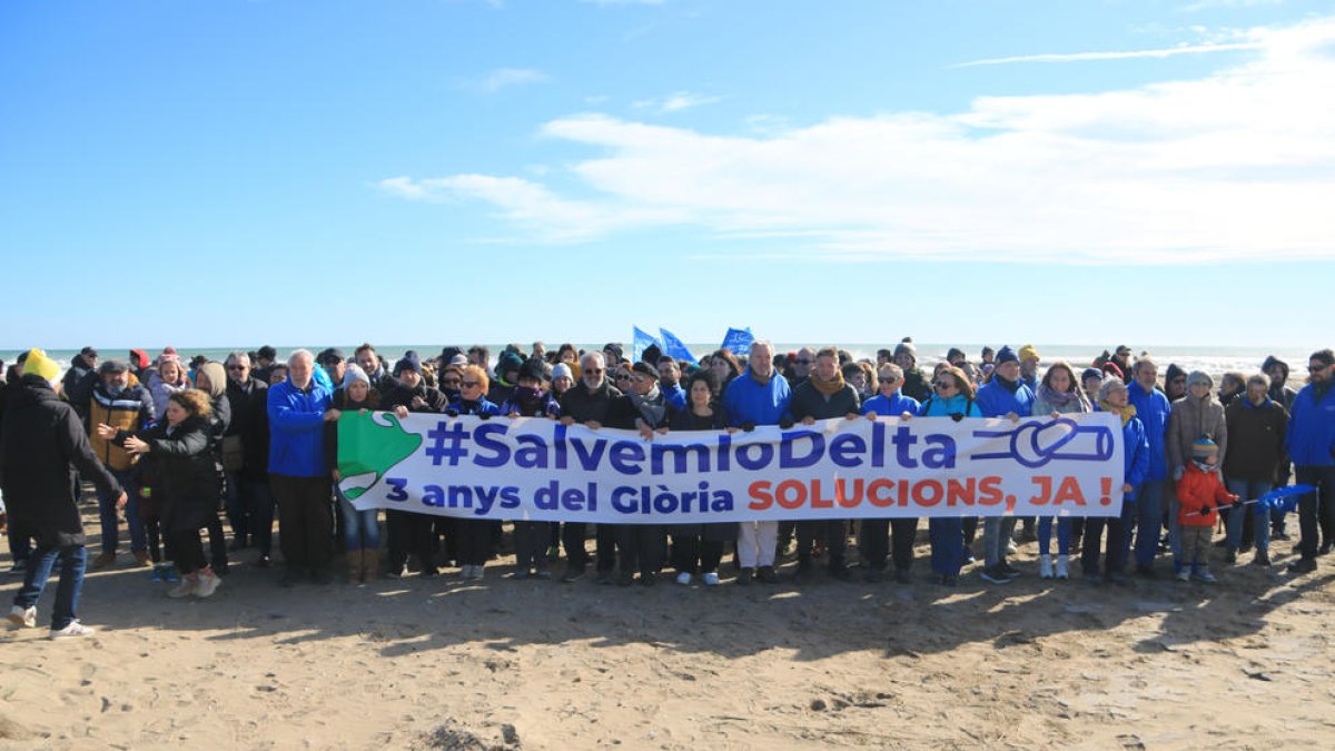 Más de un centenar de personas se han reunido en la Ràpita.