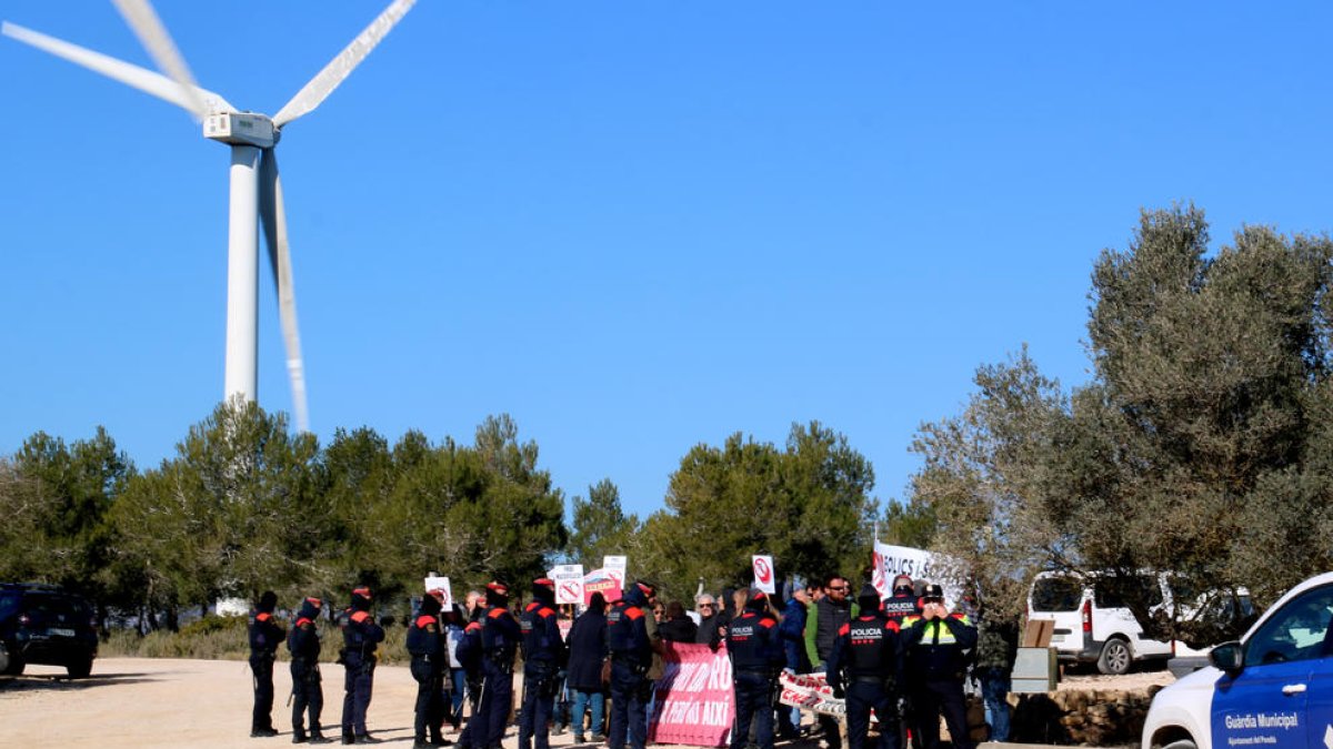 Una veintena de manifestantes en la inauguración de los nuevos aerogeneradores.