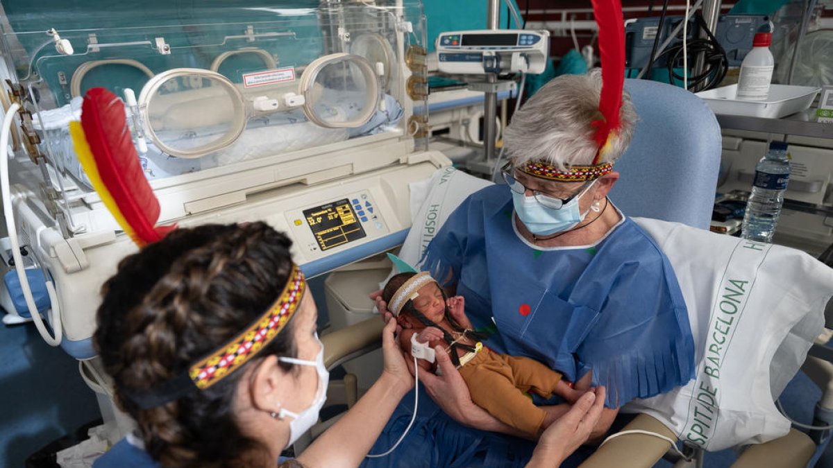 Un dels nadons ingressats a la UCI de l'Hospital Clínic disfressat d'indi.