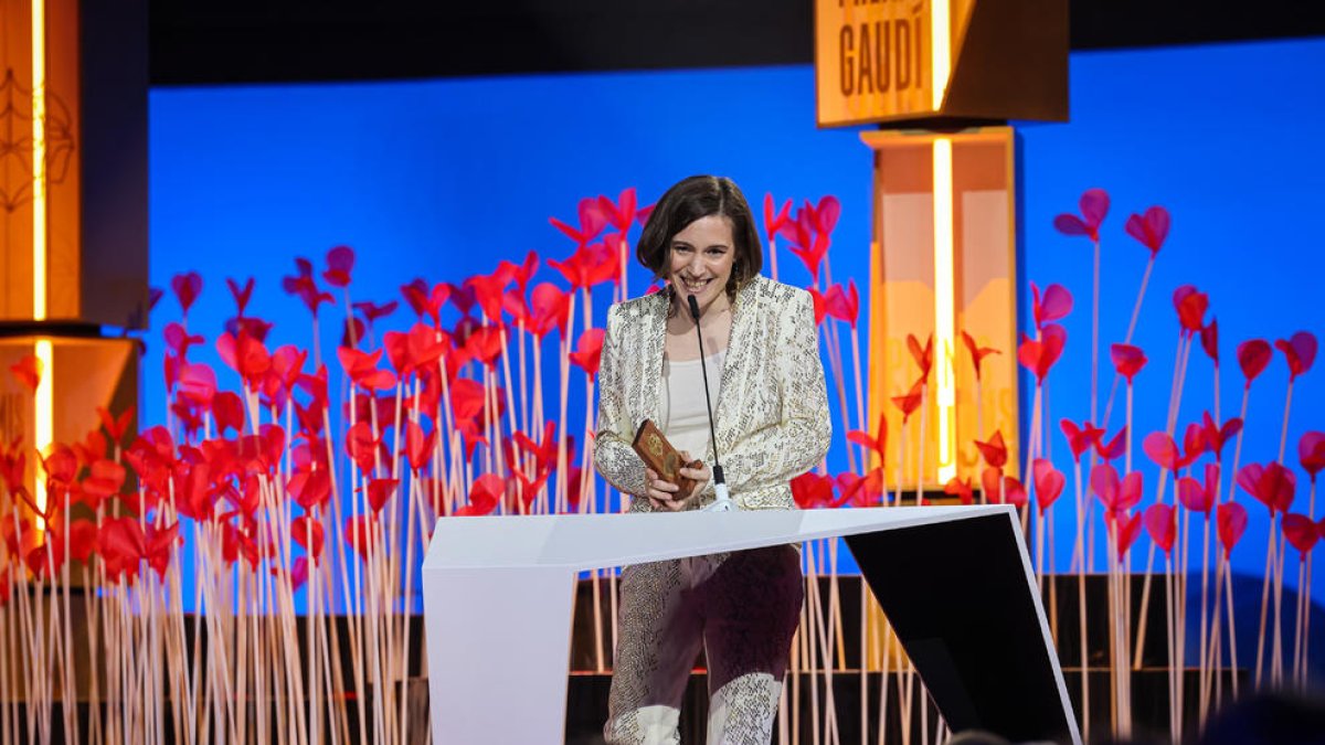 La directora de 'Alcarràs', Carla Simón, sosteniendo una estatuilla de los Premios Gaudí.