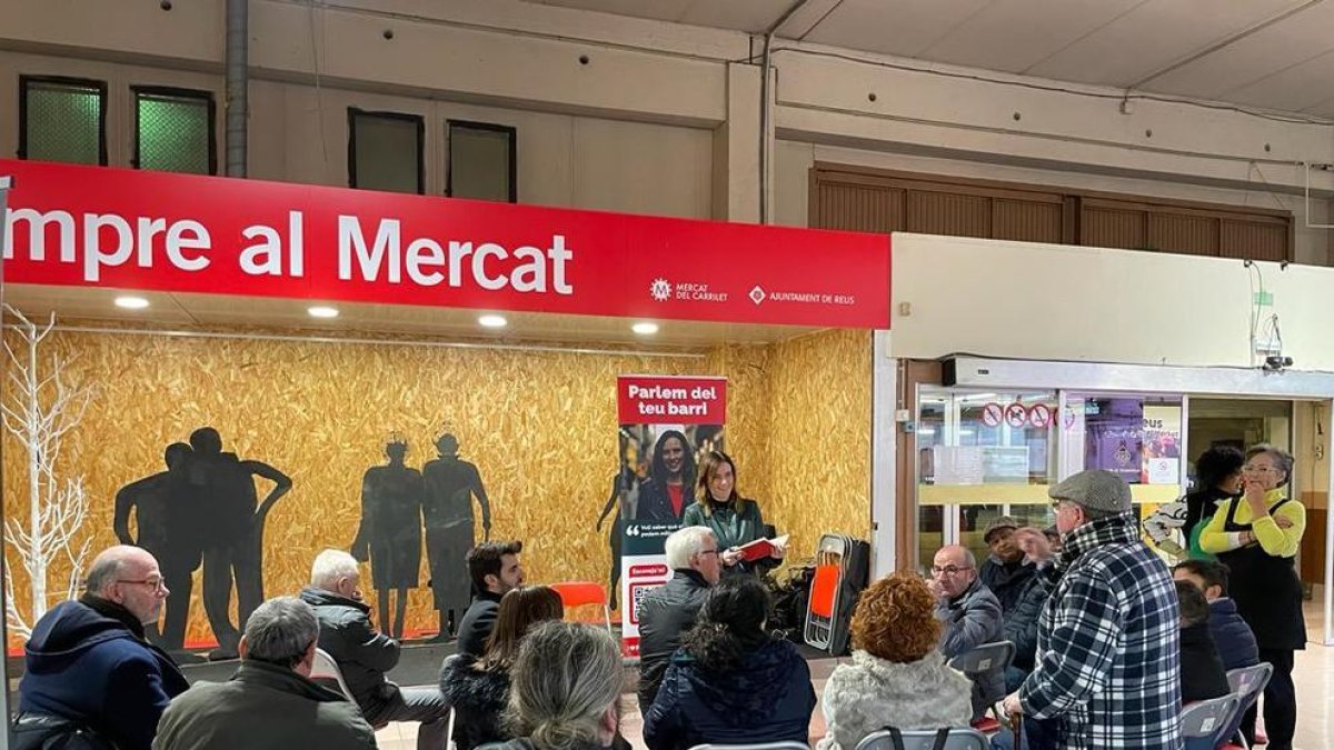 Imagen de la asamblea socialista en el barrio del Carrilet.