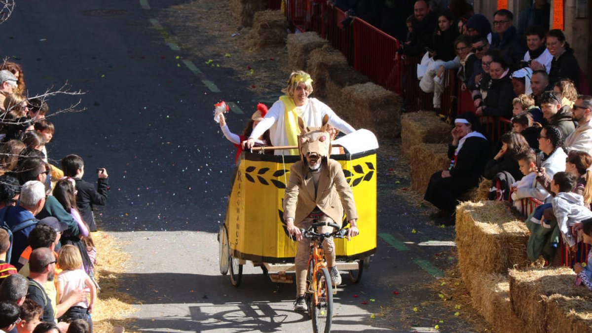 Participants disfressats en la setzena edició de la Baixada del Pajaritu.