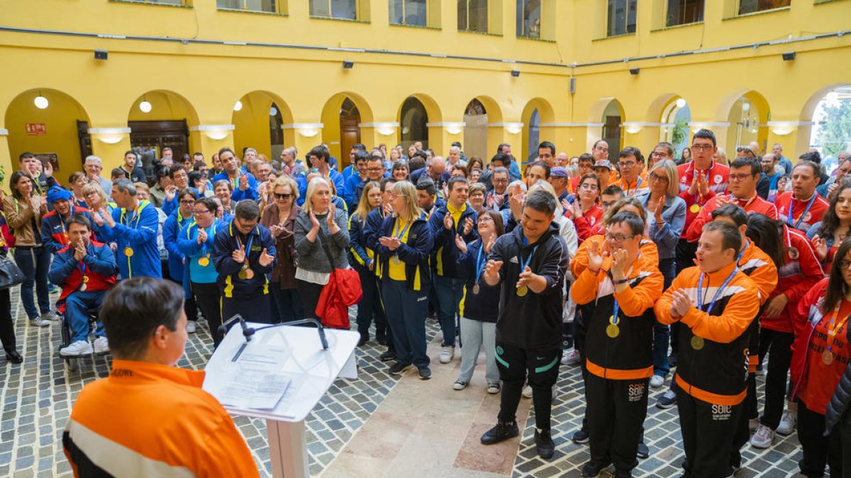 Un centenar d'esportistes de clubs inclusius de la demarcació van assistir al Palau de la Diputació.