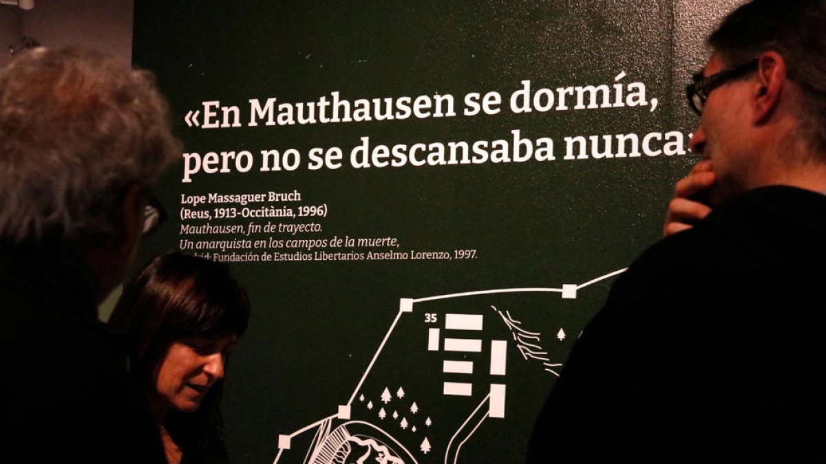 Un dels plafons de l'exposició 'Feixisme mai més' que recupera la memòria dels reusencs deportats als camps nazis.