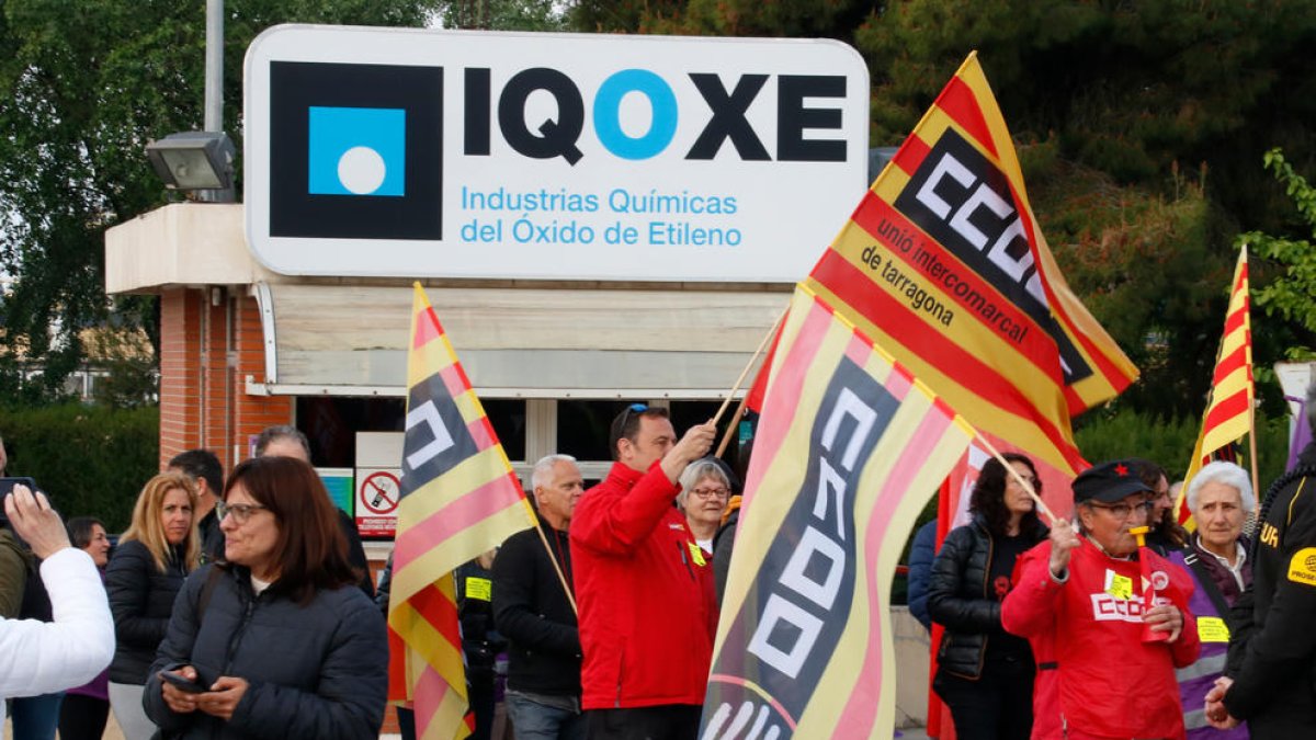 Trabajadores en las puertas de IQOXE en la primera jornada de huelga para exigir la readmisión de Fran Pizarro.