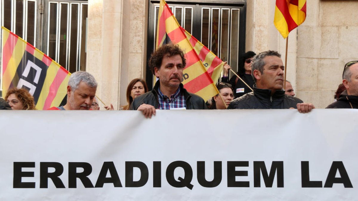 Fran Pizarro, expresidente del comité de empresa de IQOXE, durante la protesta celebrada para denunciar su despido.