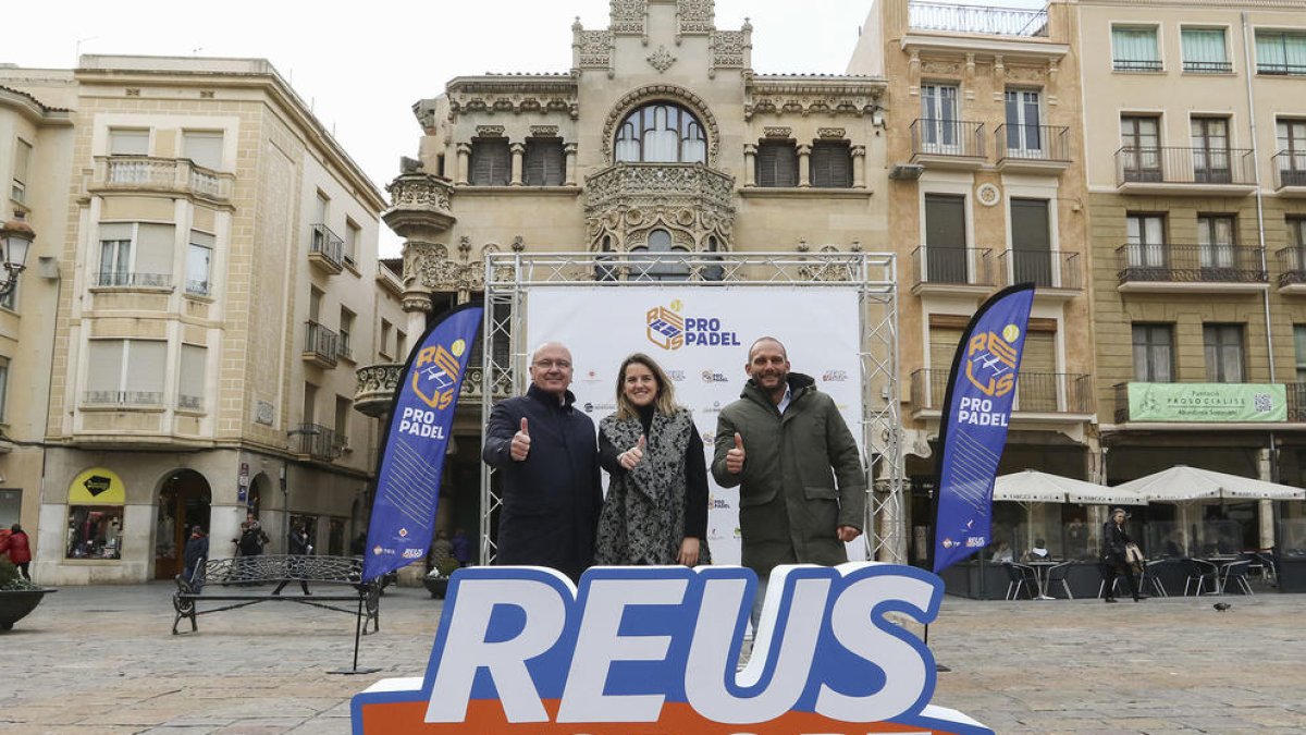 L'alcalde de Reus, Carles Pellicer, amb la padelista Ari Sánchez i el regidor d'Esports, Pep Cuerba.