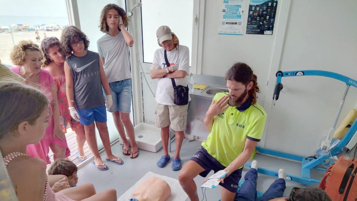 Uno de los servicios prestados es la prevención y por eso realiza las actividades «La Mar de Saladas» en los módulos de coordinación de los socorristas, en la arena y en el mar. Estas actividades están dirigidas a todas las personas de todas las edades que quieran participar y aprender por ejemplo cómo realizar maniobras de RCP para salvar vidas o participar en talleres divulgativos para conocer el medio como preservarlo.