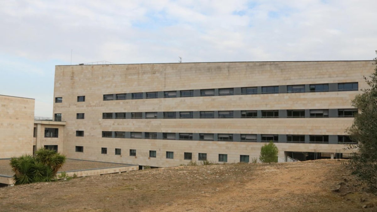 Parte posterior del Hospital de El Vendrell, donde se encuentran los terrenos donde se hará la ampliación.