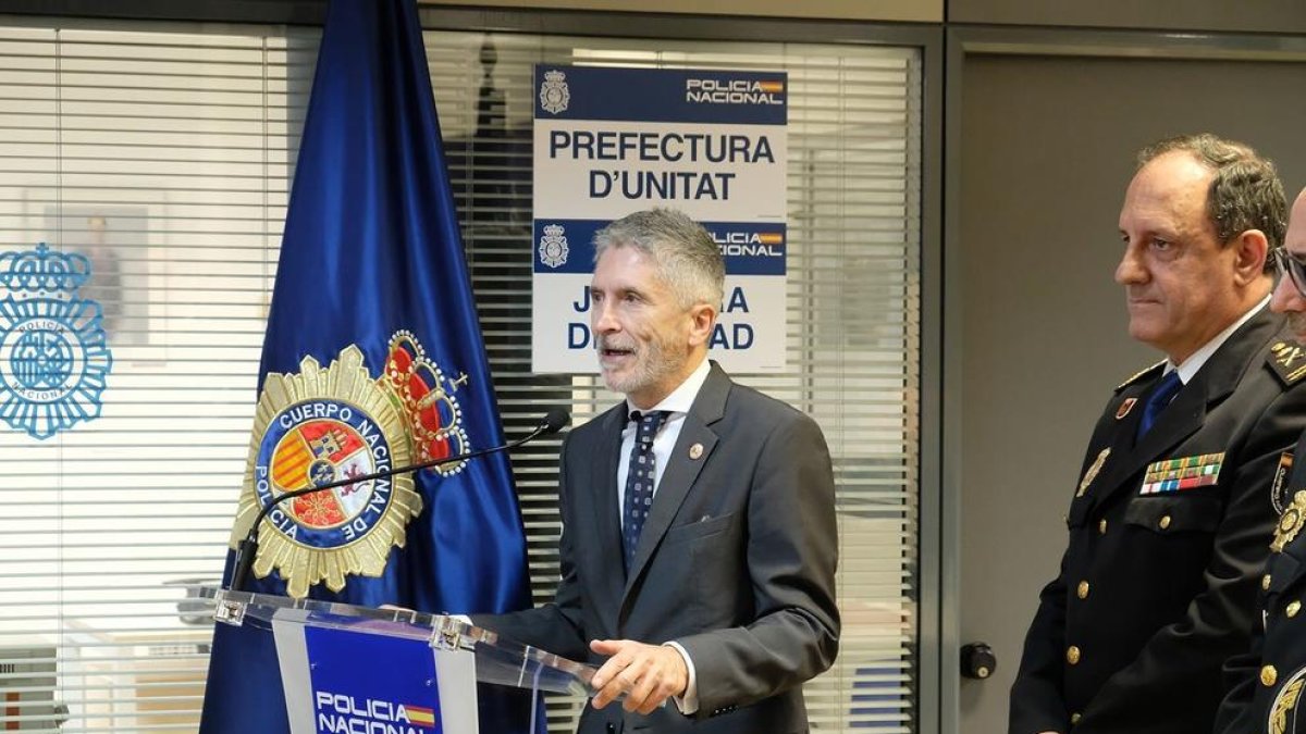 Imatge del ministre de l'Interior, Grande-Marlaska, en la inauguració de la Unitat de Documentació de la Policia Nacional al Vendrell.