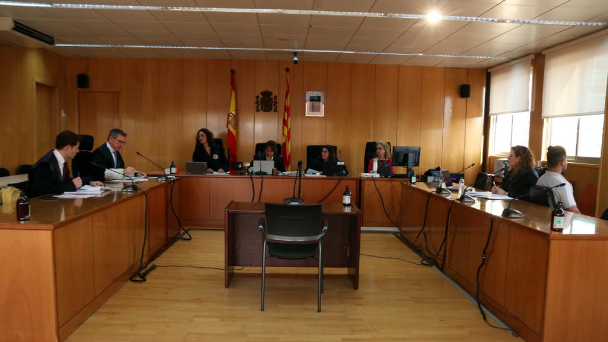 El acusado de abusar sexualmente a una mujer, de espaldas, al inicio del juicio que se celebra en la Audiencia de Tarragona.