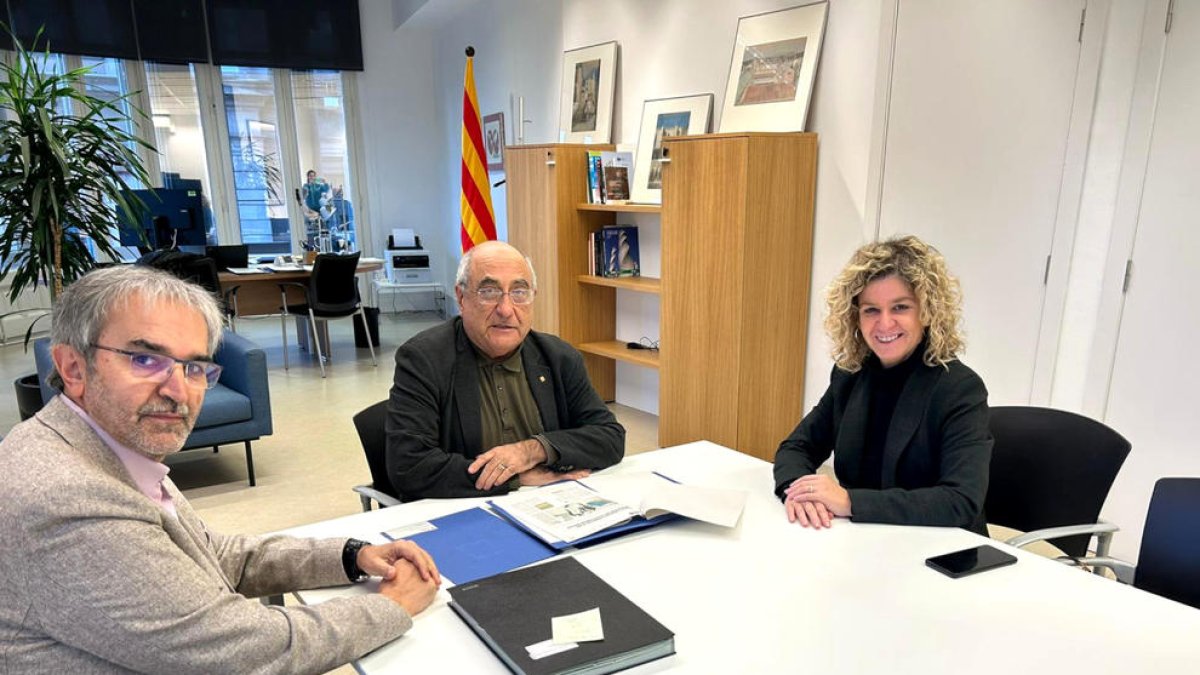 El secretario general del departamento de Universidades, Quim Nin, el consejero Joaquim Nadal y la alcaldesa de Tortosa, Meritxell Roigé.