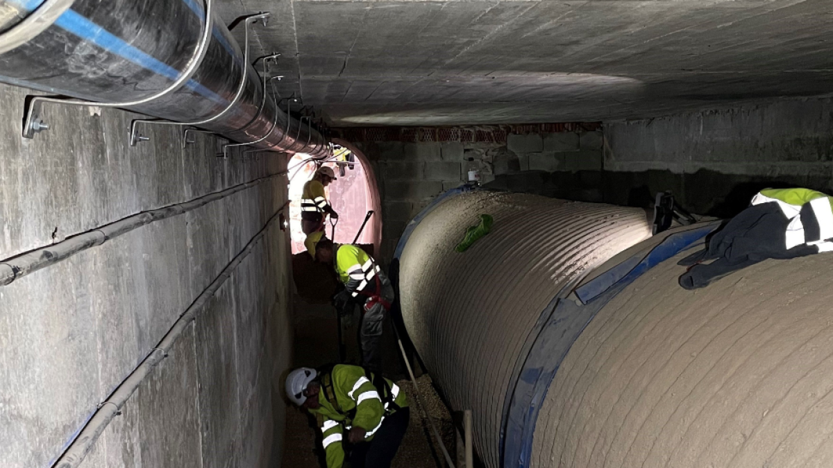 Operarios trabajando en una actuación de refuerzo preventiva en la tubería principal del CAT.