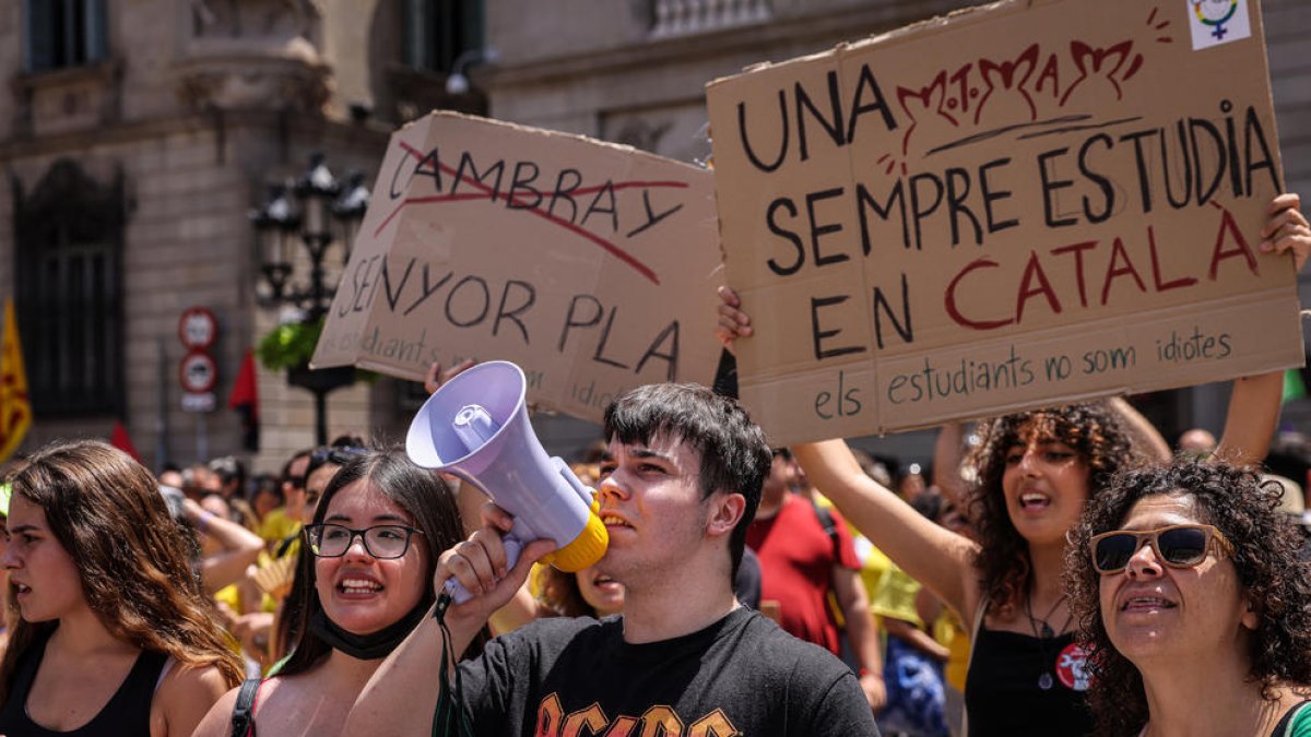 Manifestants a la Plaça Sant Jaume en una nova vaga de docents a Barcelona.