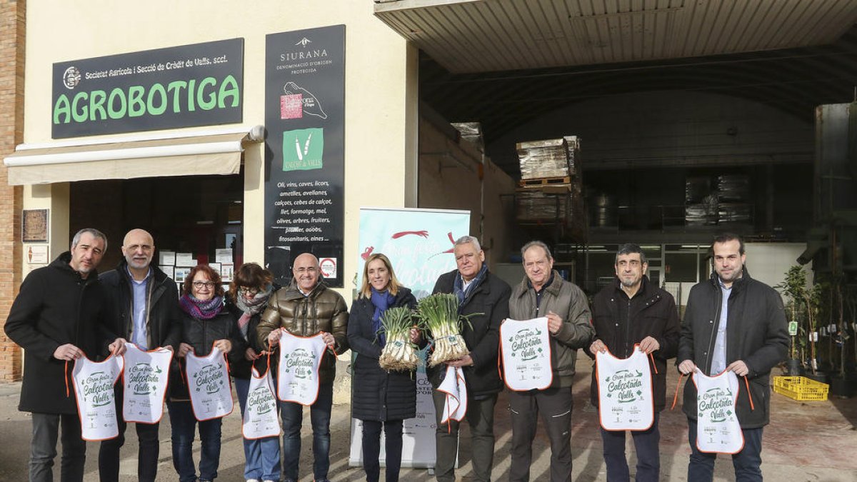 L'alcaldessa de Valls, Dolors Farré, amb els agents organitzadors de l'esdeveniment gastronòmic.