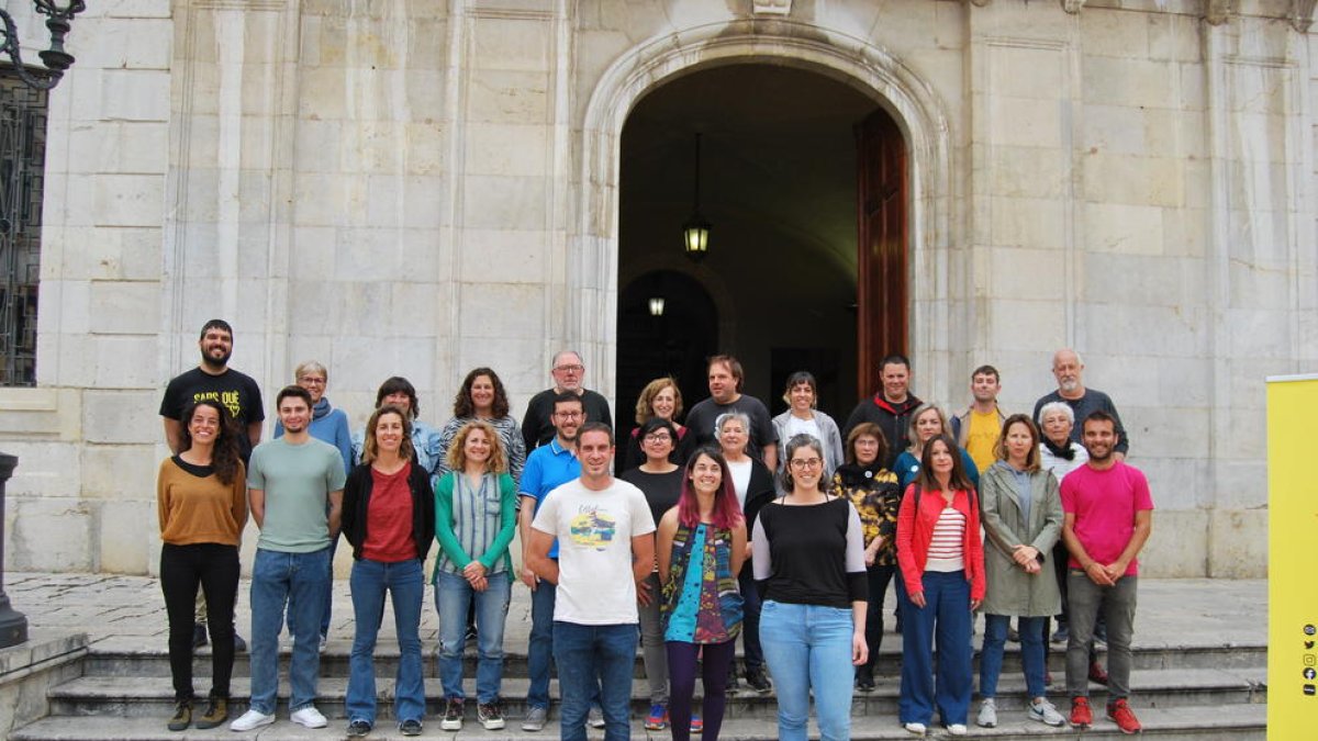 Imatge de grup dels membres de la CUP de Tarragona que conformen la llista de cara a les eleccions municipals.