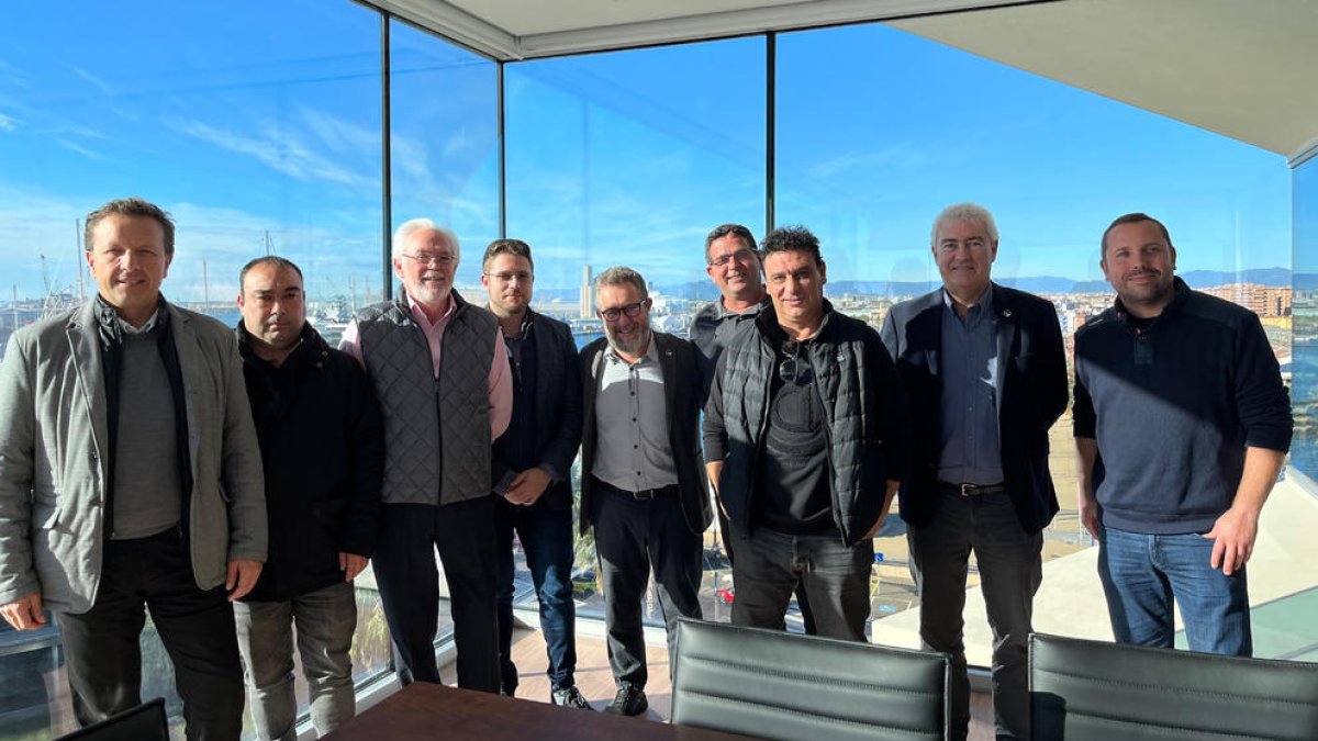 Representants d'empreses, estibadors i de l'Autoritat Portuària de Tarragona.