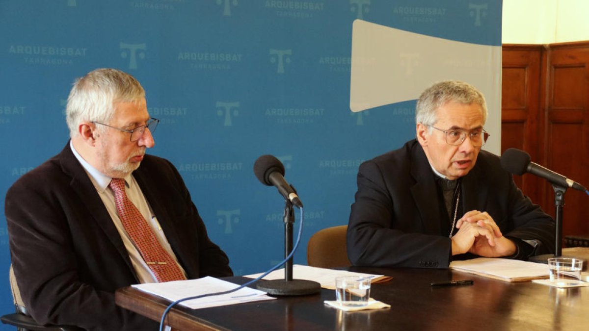 El arzobispo de Tarragona, Joan Planellas, y el portavoz de la institución, Miquel Marimón, en rueda de prensa.