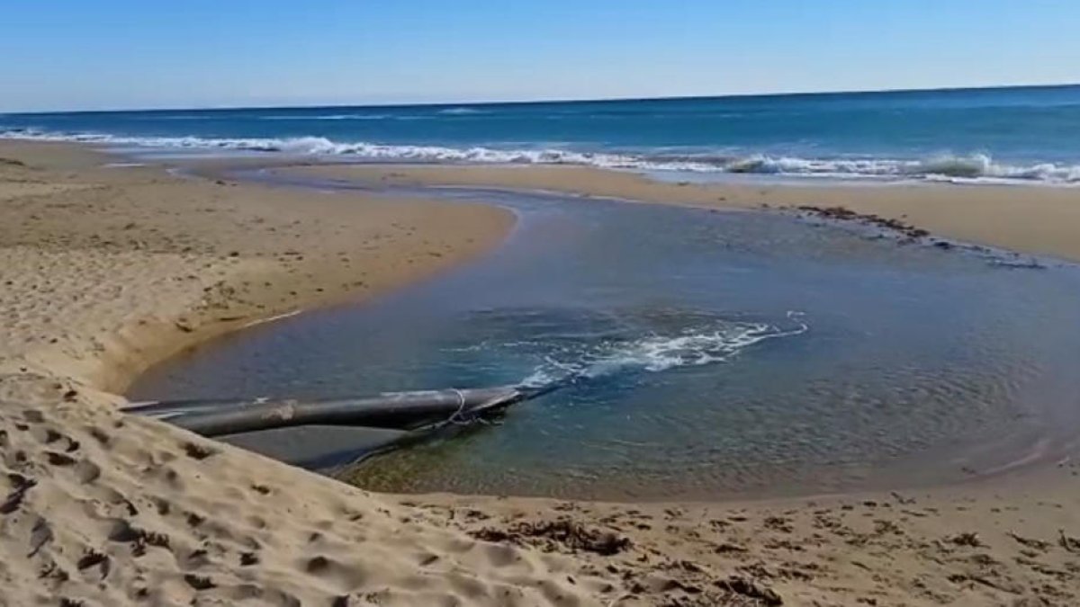 Tubería instalada por los Agentes Rurales para verter agua dulce en el mar extraída por las obras de construcción de la nueva comisaría de los Mossos d'Esquadra en Torredembarra.