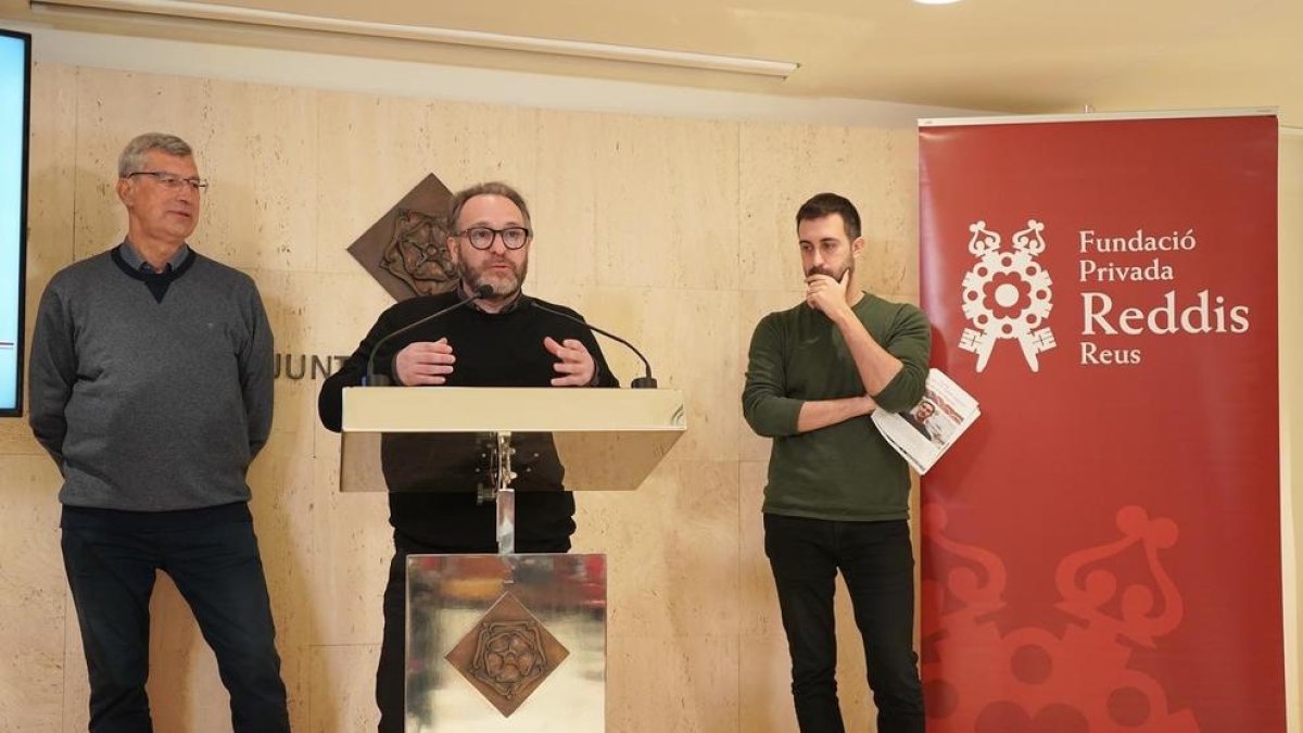 El regidor de Cultura i Política Lingüística de l'Ajuntament de Reus, Daniel Recasens; el patró de la Fundació Privada Reddis, Xavier Filella i el compositor, Joan Magrané presentant la nova programació de converses amb creadors Prosceni Reddis Bartrina 2023