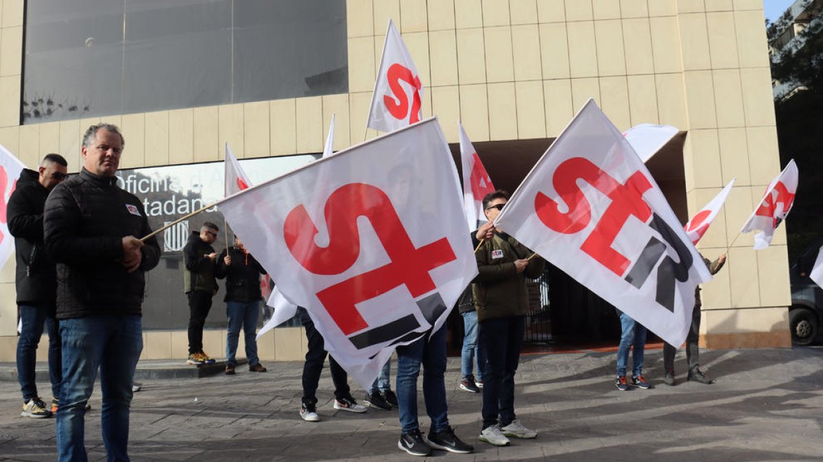 Los manifestantes que se han concentrado este martes ante el Departamento de Trabaja Tarragona en contra del despido del delegado de STR en la empresa SGS Tarragona.